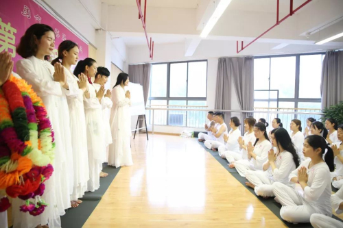 “大家好， 我们是广东六人团！”组团学瑜伽？这波儿神操作，我服！